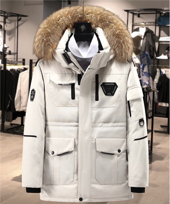 Beige oversized winterdonsjas, koudebestendige trend 2026